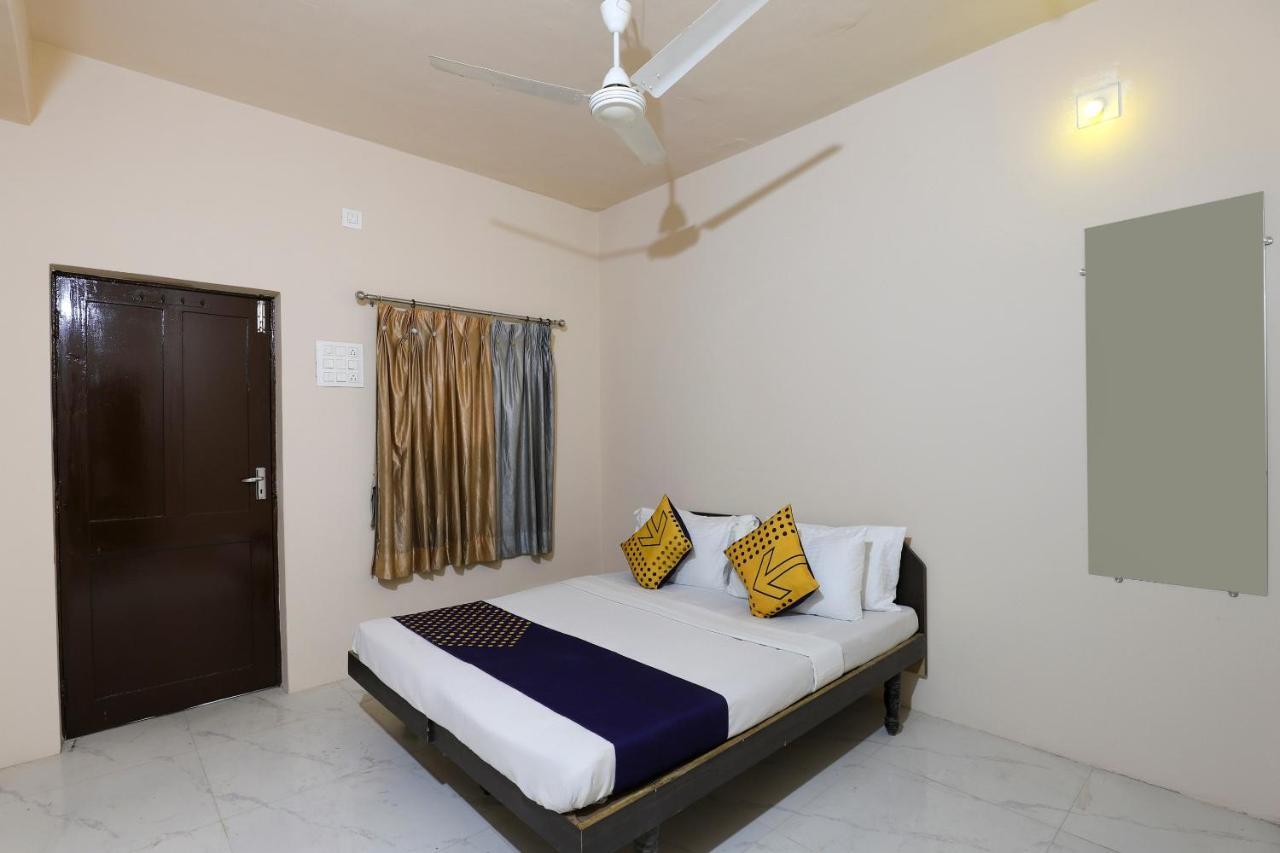 Spot On 64818 Hotel Minal Jāmnagar Extérieur photo