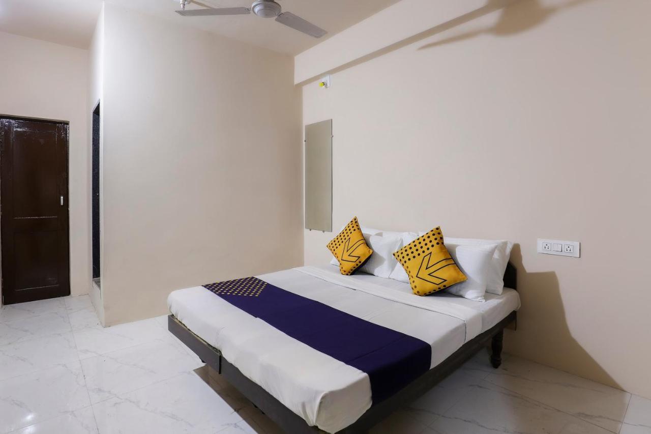 Spot On 64818 Hotel Minal Jāmnagar Extérieur photo